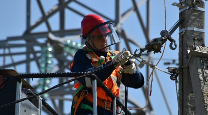 Top 5 Trade Professions to Pursue Without Traditional College Electrician